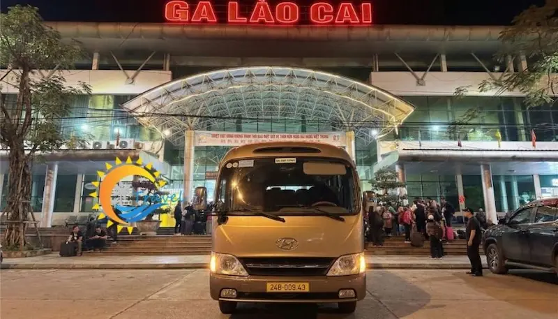 Xe 29 chỗ đón ga Lào Cai