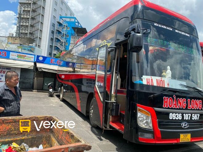 Đối với những hành khách đang tìm kiếm một phương tiện di chuyển đường dài đáng tin cậy trên tuyến đường huyết mạch Bắc - Nam, xe khách Hoàng Long từ lâu đã trở thành một cái tên quen thuộc. Với bề dày kinh nghiệm trong lĩnh vực vận tải hành khách, nhà xe này cung cấp các chuyến đi xuyên suốt từ Sài Gòn (Thành phố Hồ Chí Minh) đến Hà Nội, đáp ứng nhu cầu đi lại, du lịch và vận chuyển hàng hóa của đông đảo người dân. Bài viết này sẽ cung cấp một cái nhìn tổng quan và chi tiết về dịch vụ của xe khách Hoàng Long trên tuyến Sài Gòn - Hà Nội, giúp hành khách có được những thông tin cần thiết để lên kế hoạch cho chuyến đi của mình.
