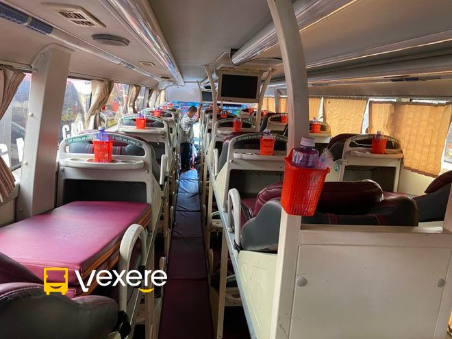 Đối với những hành khách đang tìm kiếm một phương tiện di chuyển đường dài đáng tin cậy trên tuyến đường huyết mạch Bắc - Nam, xe khách Hoàng Long từ lâu đã trở thành một cái tên quen thuộc. Với bề dày kinh nghiệm trong lĩnh vực vận tải hành khách, nhà xe này cung cấp các chuyến đi xuyên suốt từ Sài Gòn (Thành phố Hồ Chí Minh) đến Hà Nội, đáp ứng nhu cầu đi lại, du lịch và vận chuyển hàng hóa của đông đảo người dân. Bài viết này sẽ cung cấp một cái nhìn tổng quan và chi tiết về dịch vụ của xe khách Hoàng Long trên tuyến Sài Gòn - Hà Nội, giúp hành khách có được những thông tin cần thiết để lên kế hoạch cho chuyến đi của mình.